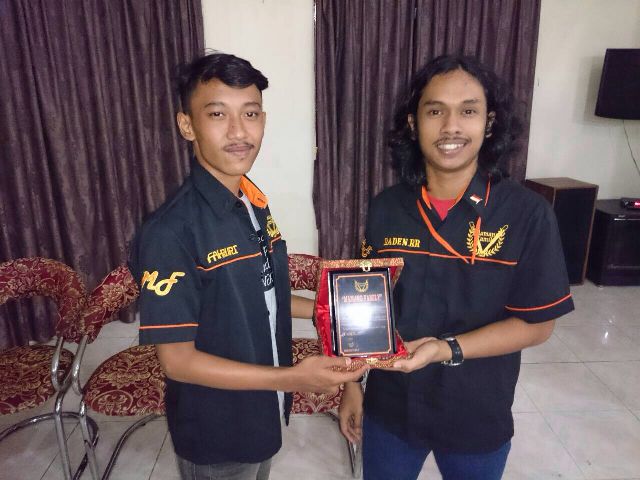 Penyerahan Penghargaan scr Simbolis kepada pengurus masa bakti 2013-2014!