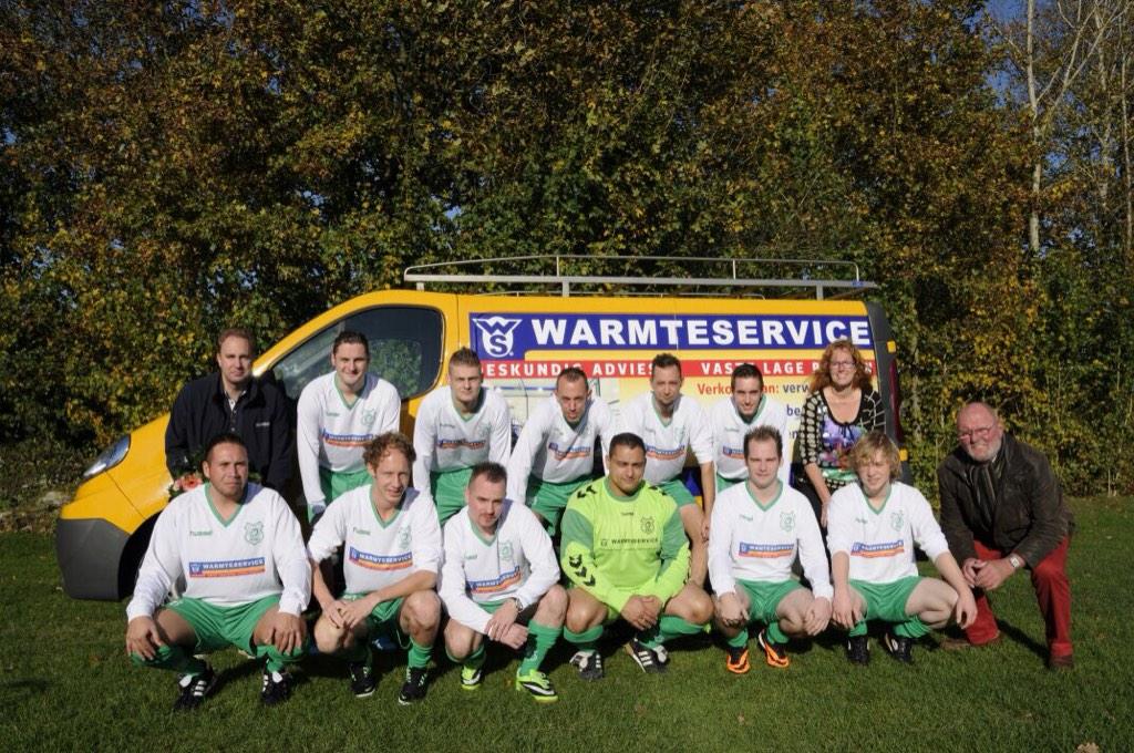 PesseZaal2's tweet photo. Vandaag met de nieuwe hoofdsponsor op de foto @Warmteservice Hoogeveen heeft zich voor 3 jr aan @PesseZaal2 verbonden http://t.co/ekladTOYZ7