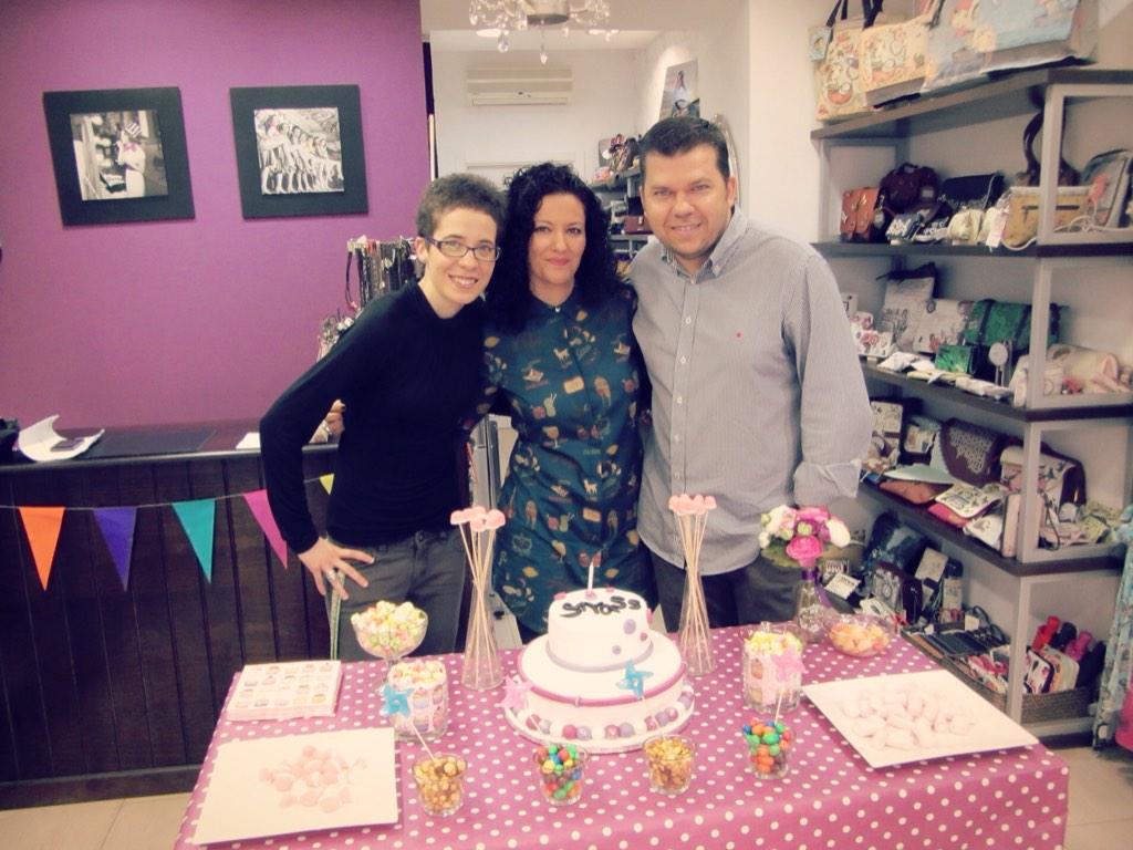 STRASS_MODA's tweet photo. En #StrassMenacho seguimos hoy domingo de cumpleaños!! Estáis todos invitados!! 🎉🎊🎈🎁 #Badajoz #StrassBadajoz http://t.co/YbxkO9SaOs