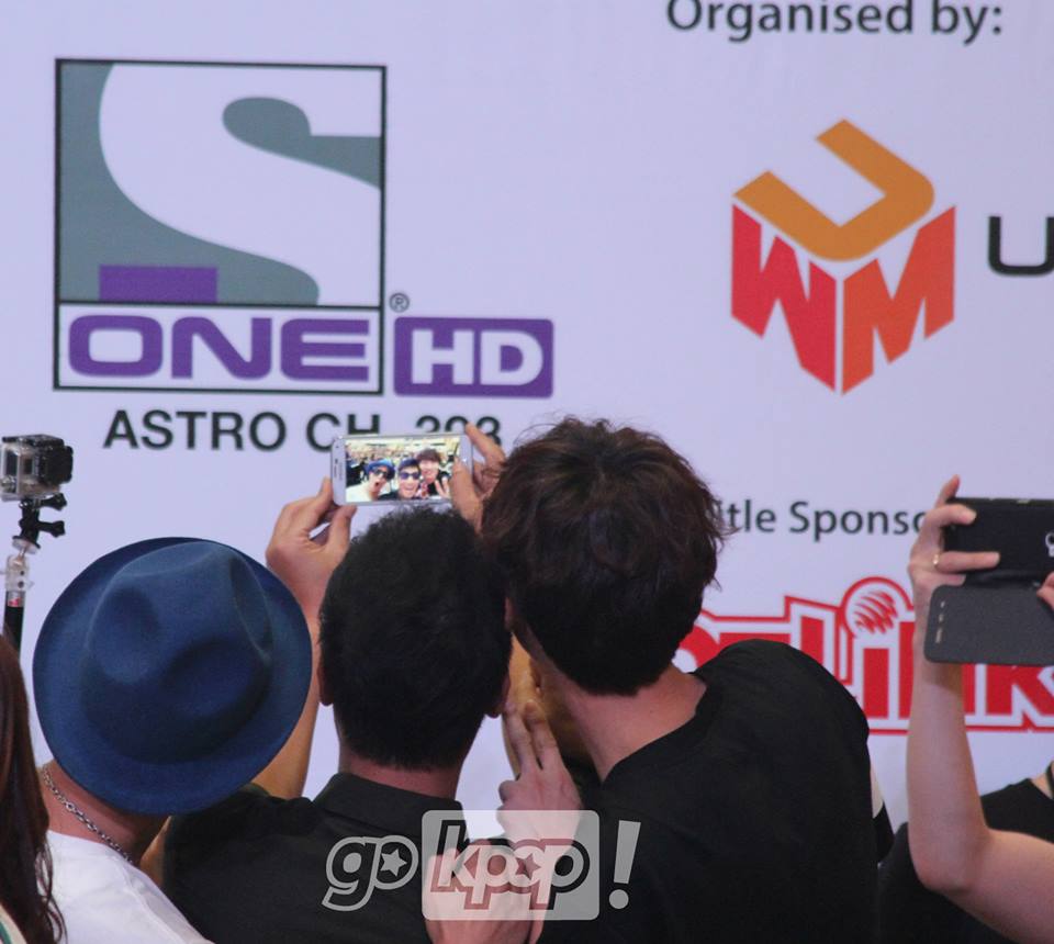 RunningManTeam's tweet photo. [HQ] 런닝맨 Running Man Race Start Season 2 in Malaysia - Fansign Event! cr:GoKpop 

#RaceStartMY http://t.co/WkscxKxXhO