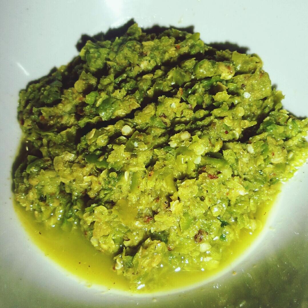 rahung's tweet photo. Ini sambal sederhana dgn kerumitan rasa yg paling biadab! Cabe rawit hijau, garam, andaliman dan jeruk nipis. #Batak http://t.co/mbVUwi5NZo