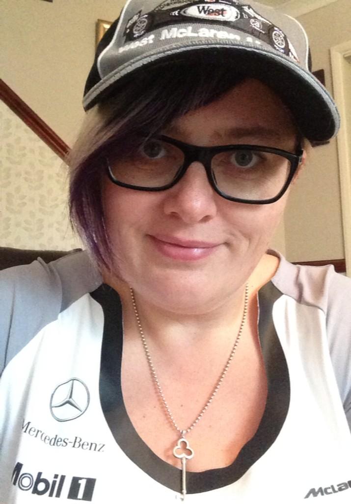 Good luck today @McLarenF1! I'm #racedayready in my team shirt but going for a retro cap today! #BelieveInMcLaren 🏁🇺🇸