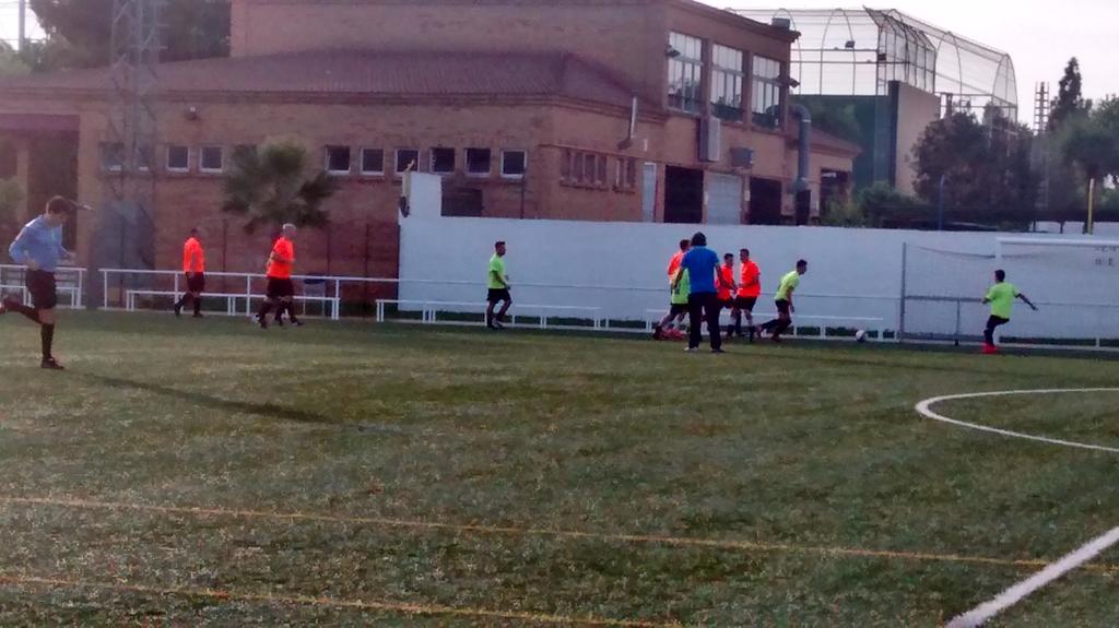 beniparrellcf's tweet photo. Faltan diez minutos para empezar el partido. Nuestros jugadores a punto de acabar de calentar. http://t.co/fD2bKQdb5W