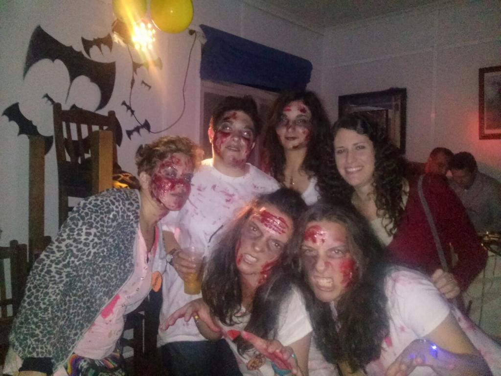 Rosaliahg91's tweet photo. Acabó Halloween!! @MarinaPulido91 @LuciaRamfer @Evasz88 @angyruiza http://t.co/edC8buym5w
