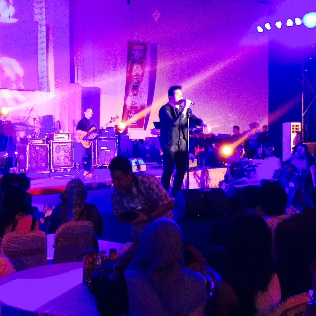 AMFUnila2014's tweet photo. Terima kasih @tulusm dengan performance yang luar biasa, dan terima kasih u/ para penonton yang kece2 dan tertib2 😊 http://t.co/GIGJyfJTBC