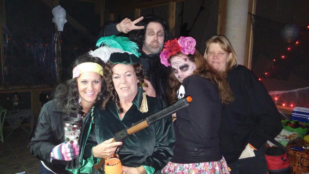 sheilasmith65's tweet photo. Halloween fun...Kennedy's lake house http://t.co/W9c2WPWbYD