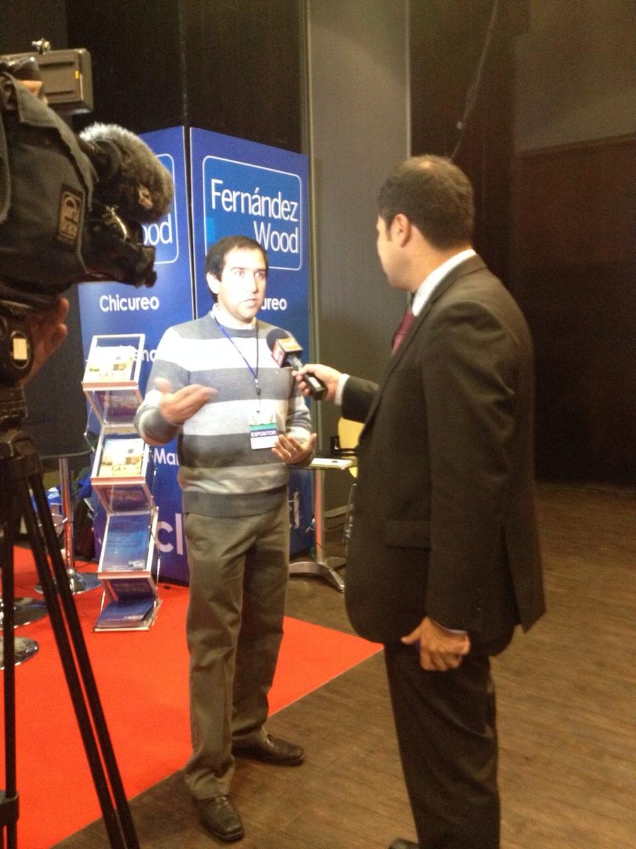 Inmersuscl's tweet photo. Nuestro CEO en el SICH 2014 hablando sobre los usos de RVI como herramienta de venta. http://t.co/eDOte2pT9c