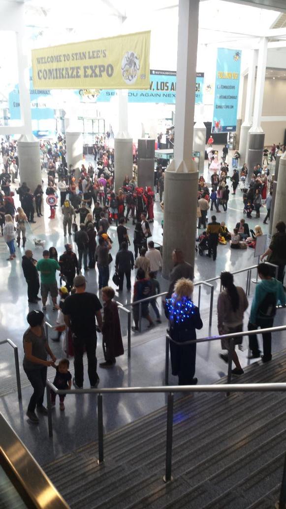 ThreeChicGeeks's tweet photo. First Con I'm attending where I'm not working. It's a whole new world not having to run around frantically. -CG http://t.co/f15TyQDwbF
