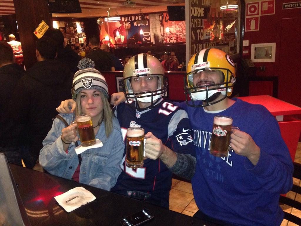 Disfrutando del partidazo en el fridays de azca <a href="/azanoniplus/">andrea zanoni</a>