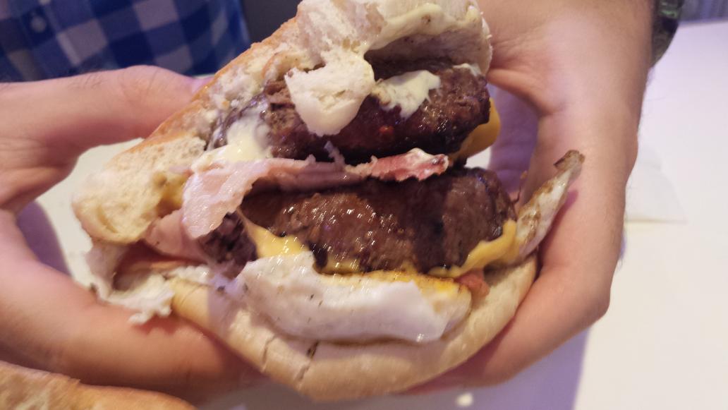 albarodros's tweet photo. Today in man vs food... @Daniecija vs heart break hotel burguer in #TommyMel's  who will win?? Yummy!!! http://t.co/5Nor5JSoPV