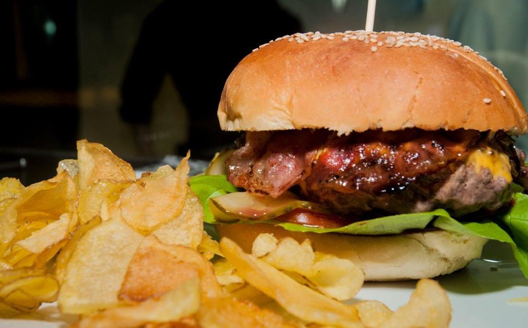 TheRoomMi's tweet photo. #Hamburgher #TheRoomOfficial #Streetfood #Buono #Cena #Tantaroba http://t.co/qstVQxTP5P