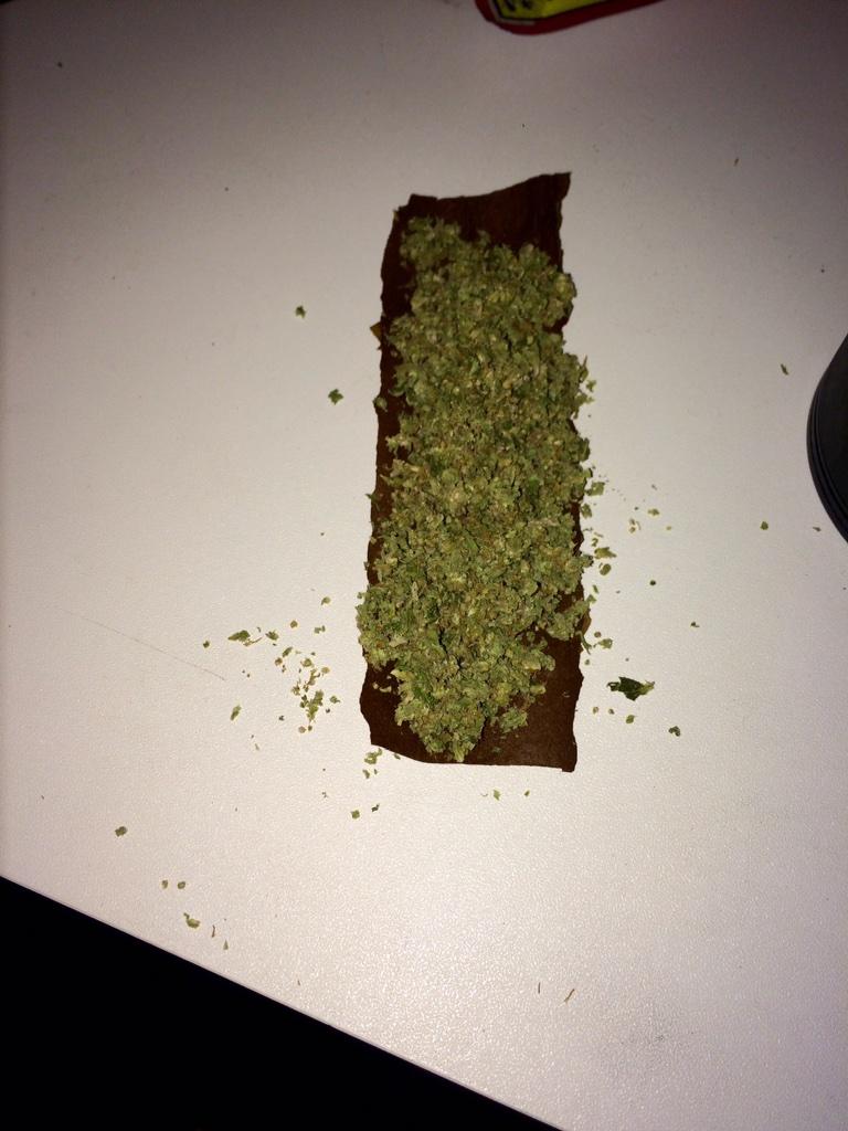 TheDankKing's tweet photo. Fat blunt to start off the day👌 http://t.co/JKcxKH7k6p