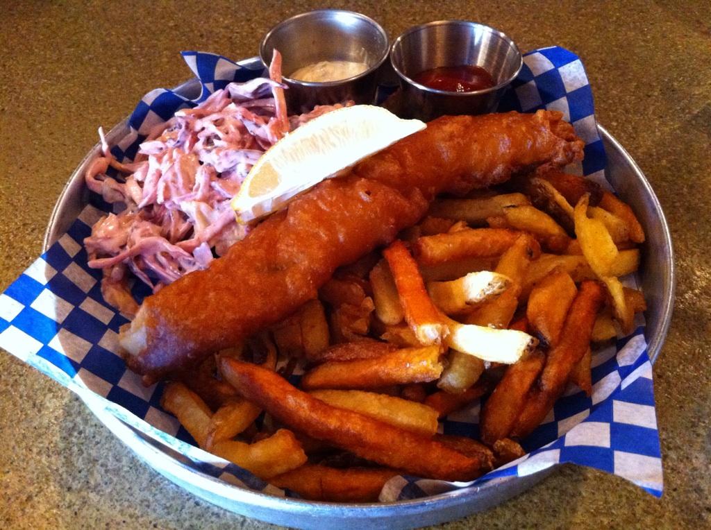 glo_chao's tweet image. Perfectly prepared cod &amp;amp; chips w/ a creamy and spicy slaw @HappyhookerTDOT. Starting to get full! @foodiesonfoot