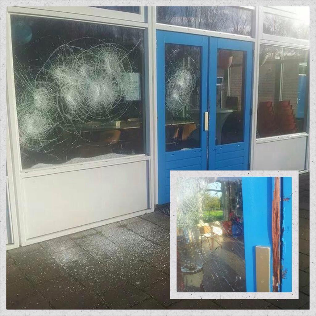 Erik_Koster's tweet photo. Wie weet wie dit gedaan heeft bij de @hsvBlueHawks?
Beloning voor de gouden tip!
#vandalisme #inbraakpoging(?) http://t.co/HJ1UgtMNEO