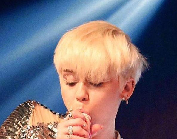 Miley Cyrus gives blowjob on stage (18+) picktwitter.com/1pg3sXi. 