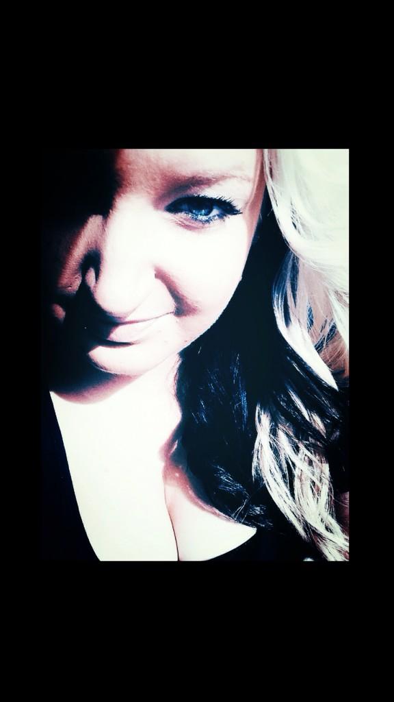 HollyRHendrix's tweet photo. Selfie for tha haters 😘 http://t.co/oD8kPRvCoF