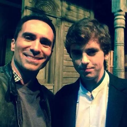 BrHighmore's tweet photo. Freddie no set de Bates motel season 3 com o querido Romero hahahaha http://t.co/lIncSLlZj2