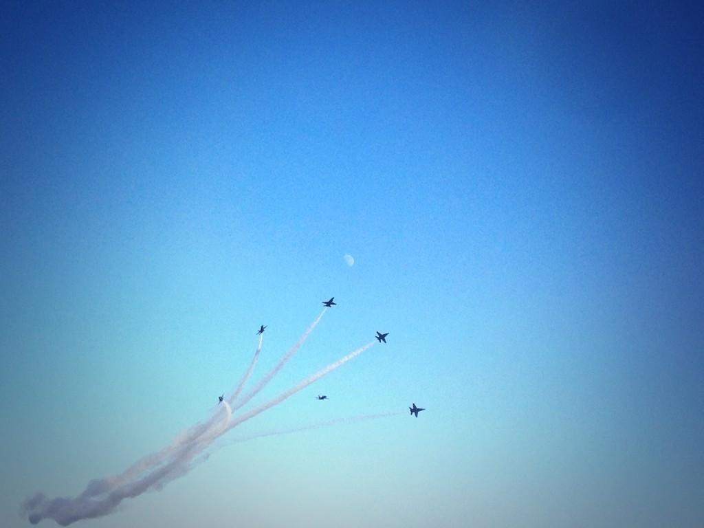 AstroVicGlover's tweet photo. 2 of my fave pics from the @USNavy @BlueAngels show in #Houston. #hornet #power #precision #art http://t.co/cGWDepftOx