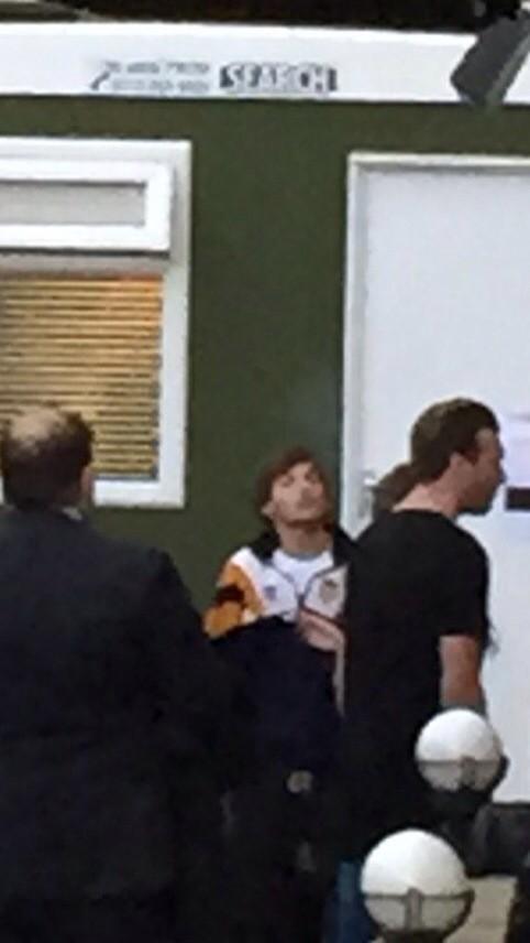 Sp_Valencia's tweet photo. Estamos que lo rompemos, Louis Tomlinson, cantante de One Direction, con un chandal del Valencia http://t.co/ue4qr4QGMI