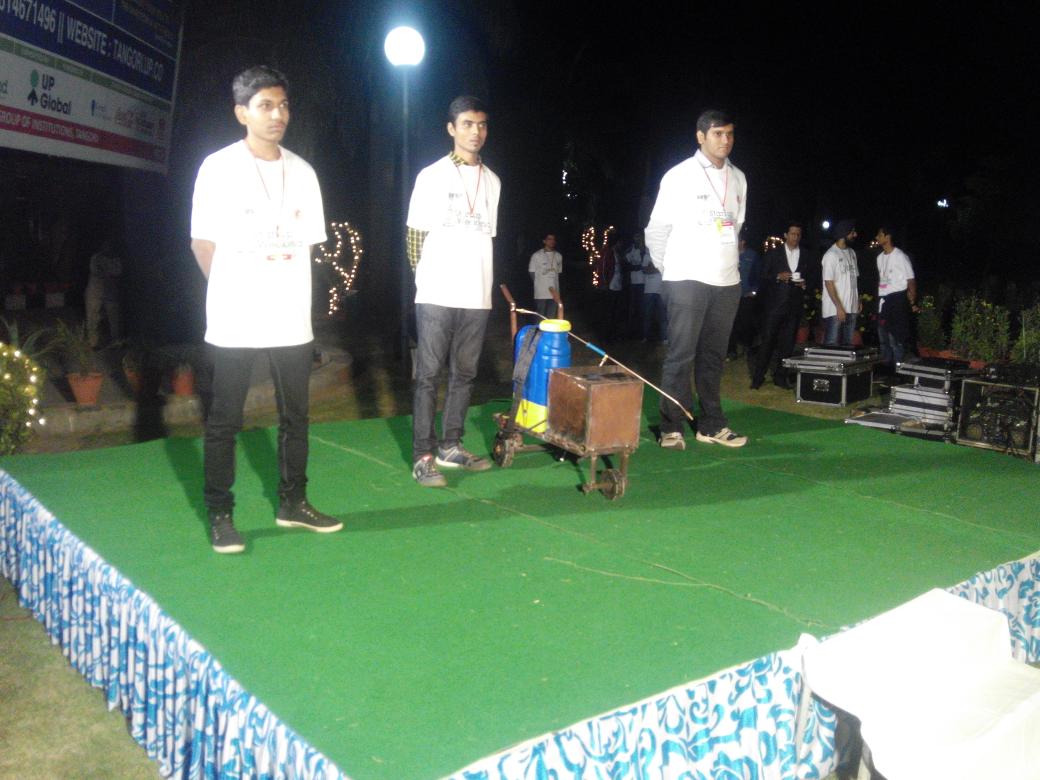 VineetKhurana's tweet photo. Team Nano Kisaan pitched their idea with a prototype for efficient fertilizer spray in fields. #swTangori @swinindia http://t.co/HwcFJIJ4Ha