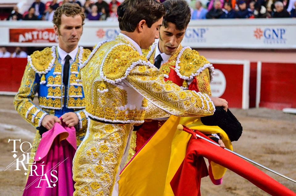 ttorerias's tweet photo. Así se convertía en matador... @infoArmillitaIV @FerminArmillita RT http://t.co/pKRPcbyakW