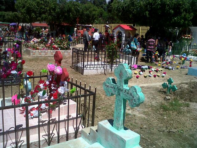 LeoApastepeque's tweet photo. Así luce el cementerio municipal a esta hora del medio día, saludos a todas las personas que visitan nuestra ciudad http://t.co/mBHwq4q7Mp