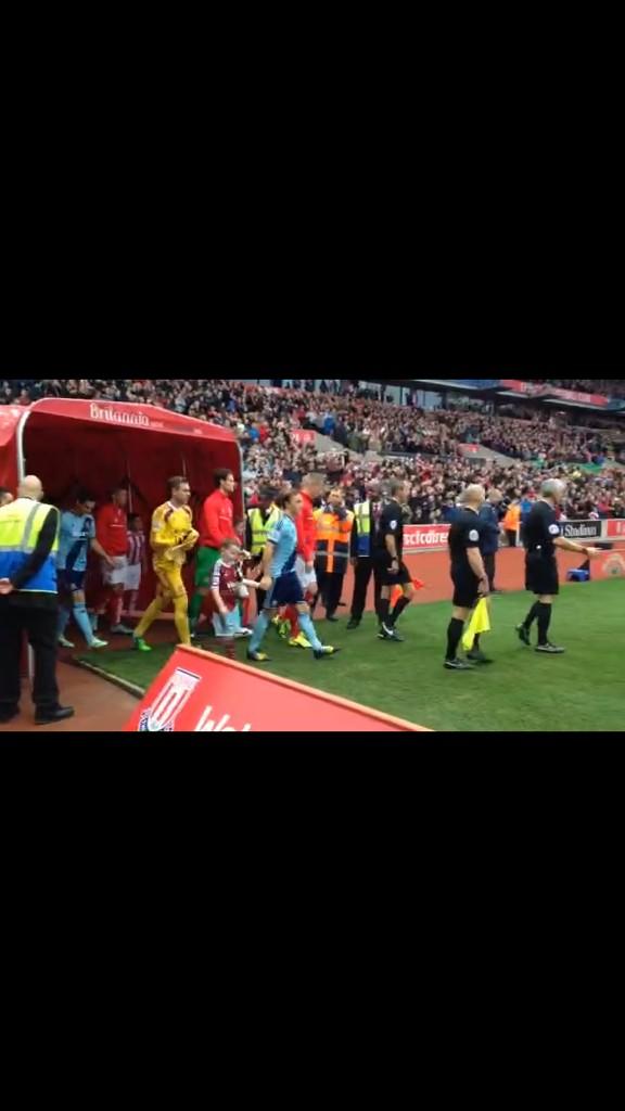 emmasheridan33's tweet image. My lucky little man!! #proud #emotional #littlehammer @whufc_official @WHUFC_News