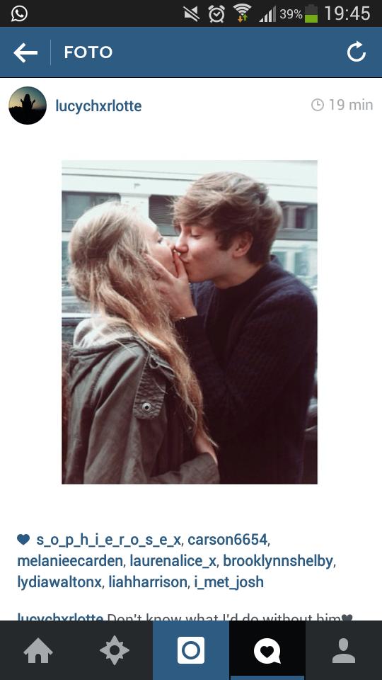 UnionJSpainNews's tweet photo. Flipando y no poco con esta foto de George con una fan, quien fuera ella... http://t.co/G8AQPHI65R