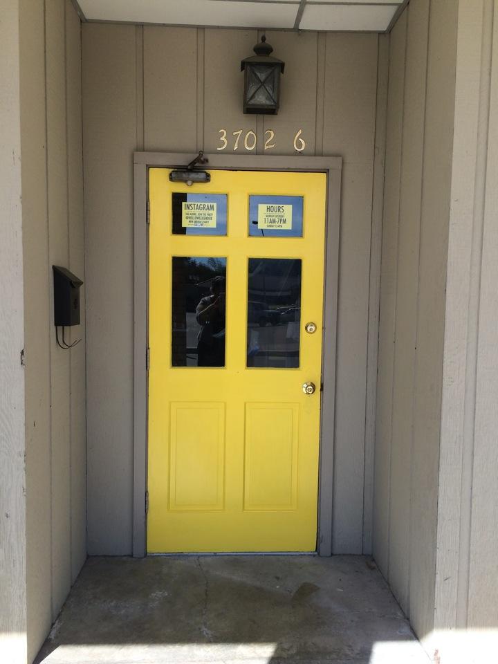 LiciBev's tweet image. I'm here checking out what's behind the yellow door! #helloweekender (@ Weekender) swarmapp.com/c/3AQlcUe5k5i