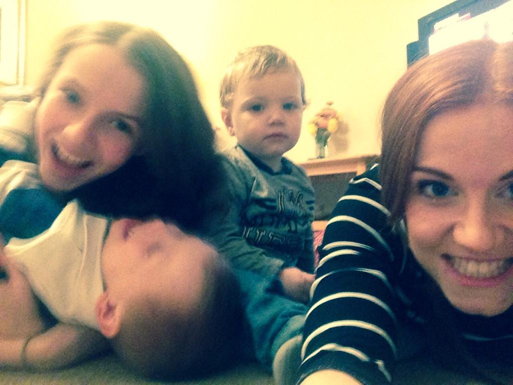 kathryntodd92's tweet photo. @emma_todd Alles Gute zum Geburtstag ! wir lieben dich und vermisse dich ! Hier ist ein Bild von Todd Familie Chaos. http://t.co/VoA7EaEqWG