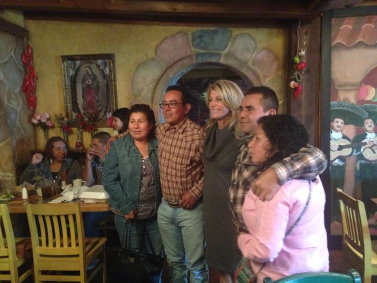 racunatx's tweet photo. Una familia contenta de conocer a @WendyDavisTexas por que ella luchara por ellos http://t.co/pvUTxoZwTN