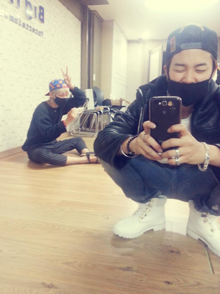 Taehyung_Fa's tweet photo. J'ai jamais réussi à prendre cette ptn de selfie http://t.co/so870wA8En