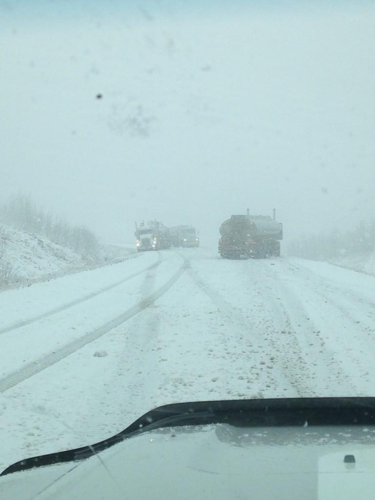gooie14's tweet photo. @martybowes @dustinweinkauf @MrDucherer Lee hill on 675.#parkinglot #lilslick#gottalovewinter#1stsnowfall http://t.co/QmC4LMErD6