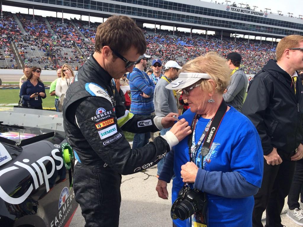 MissSprintCup's tweet photo. .@kaseykahne finds some time for his fans on the grid during #AAATexas500 prerace! #SharpieReady -KC http://t.co/TuznGetrrY