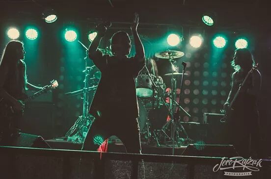 JeroRajzak's tweet photo. SRS en White Vinyl Bar http://t.co/JgRZjZ0Efi
