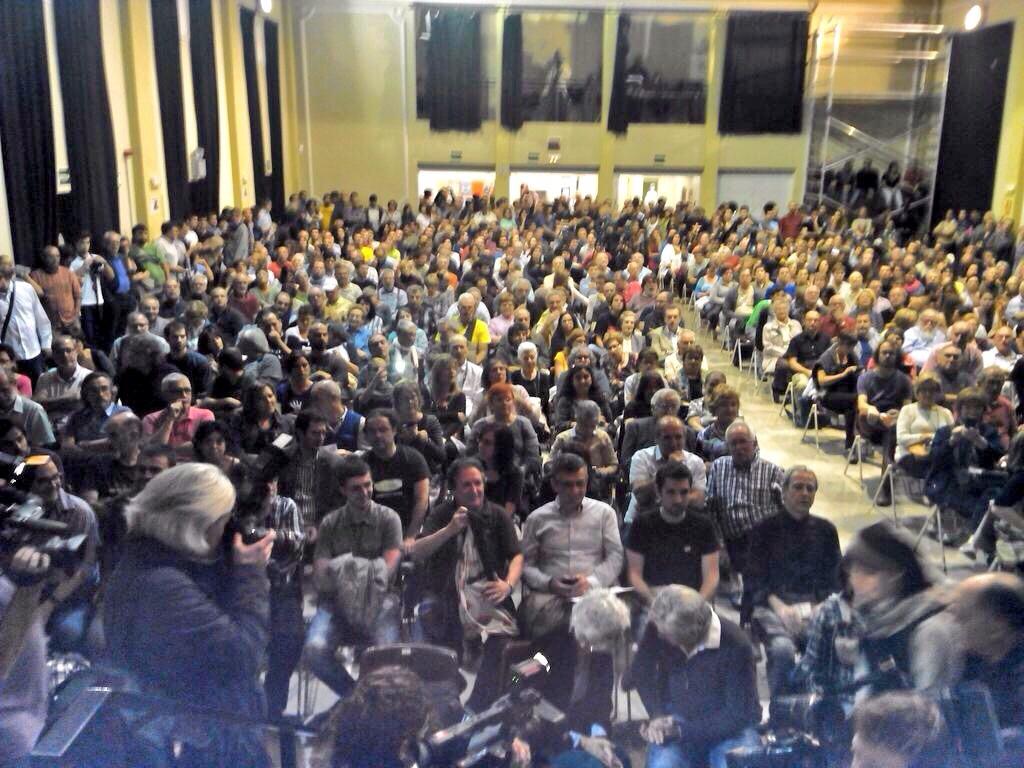 manelmarquez's tweet photo. Lleno absoluto! Ple de gom a gom l'acte les #EsquerresPelSiSi a #Barcelona #independència y justicia social #9N2014 http://t.co/UJgjR19D9h