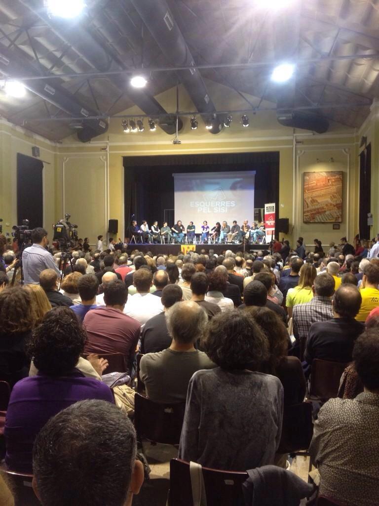manelmarquez's tweet photo. Lleno absoluto! Ple de gom a gom l'acte les #EsquerresPelSiSi a #Barcelona #independència y justicia social #9N2014 http://t.co/UJgjR19D9h