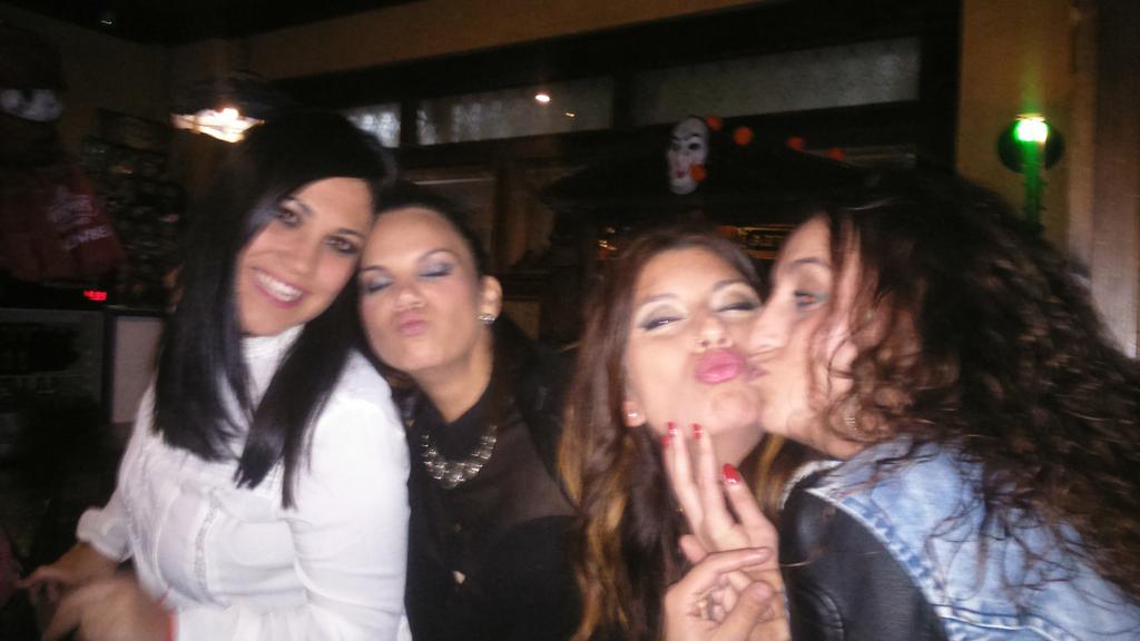 RocioDelLolico's tweet photo. Noches q se van de las manos!!  #estábamoscortaitas @Martarolopez @GCamoy @Anitabellajura @IralaAroa @TRODOLOSI http://t.co/AGJlTPOII7