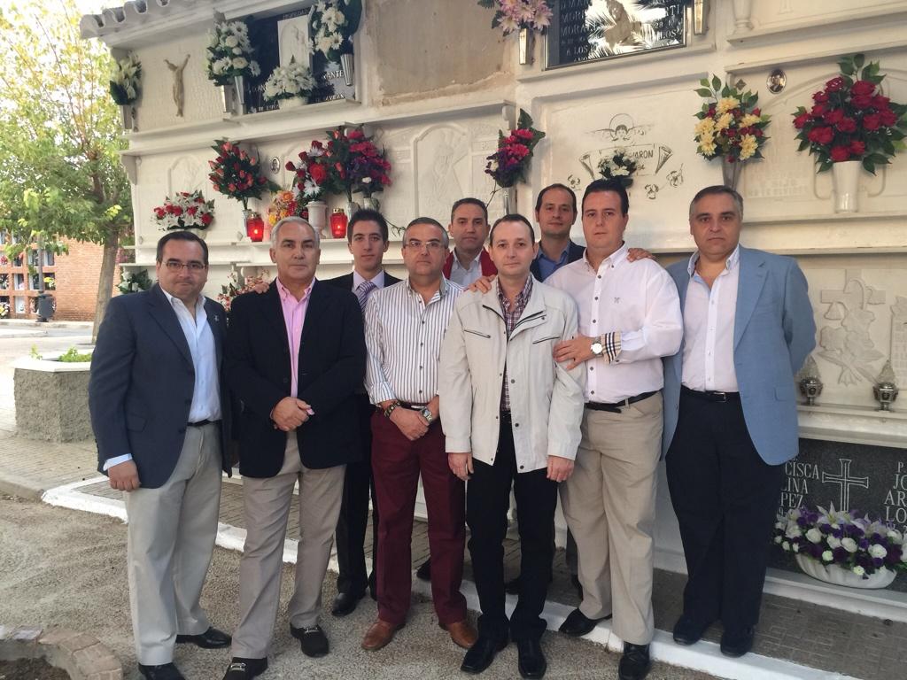 JesusNazarenopg's tweet photo. Parte de nuestra junta directiva en la visita a nuestros hermanos difuntos. http://t.co/lWhajFg8q5