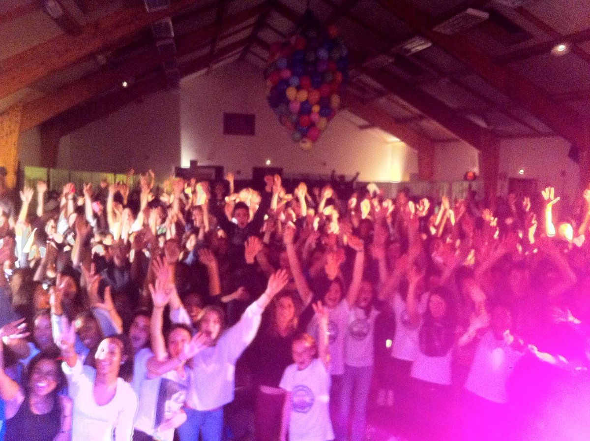 alexiarabe's tweet photo. Concert de fou avec l'@UJ_EEL! #dedicace à @SuperBenichou et @BassicMike ;-) #UJ14 #Protestant #alexiarabe #thevoice http://t.co/EjJ9N7yGly