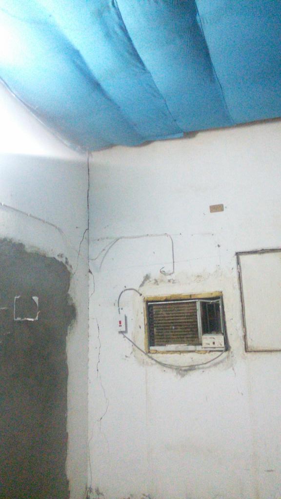 fzzaass's tweet image. اهل حايل الكرم والطيب والمراجل وهذي امراه من محافظات حايل تسكن بهذا البيت المتهالك