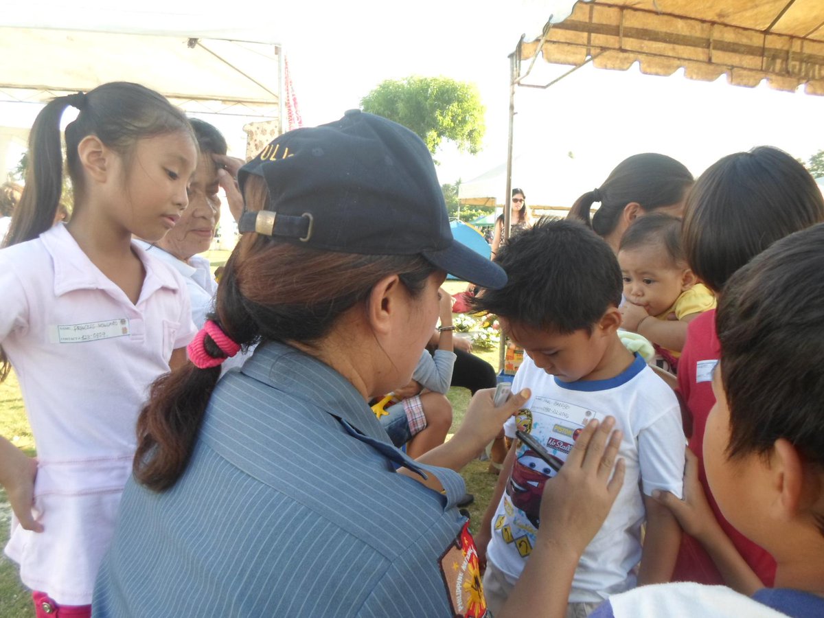 LiloanMPSCPPO's tweet photo. @RDPRO7 @rpcrd7pnp @CebuProvincePNP @copliloanps #bestpractice
#nametag #contactno for children during "UNDAS" http://t.co/i4uhHFbIri