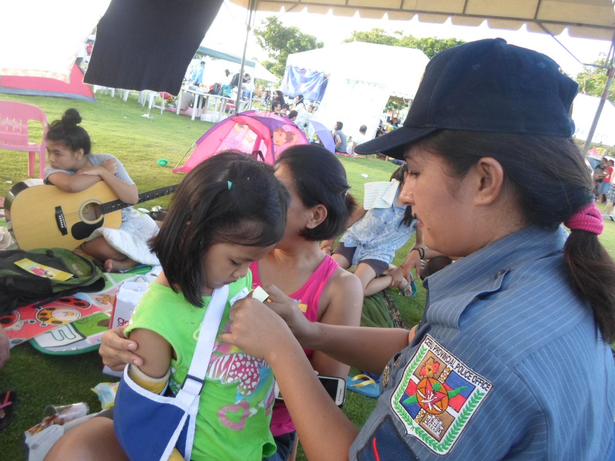 LiloanMPSCPPO's tweet photo. @RDPRO7 @rpcrd7pnp @CebuProvincePNP @copliloanps #bestpractice
#nametag #contactno for children during "UNDAS" http://t.co/i4uhHFbIri