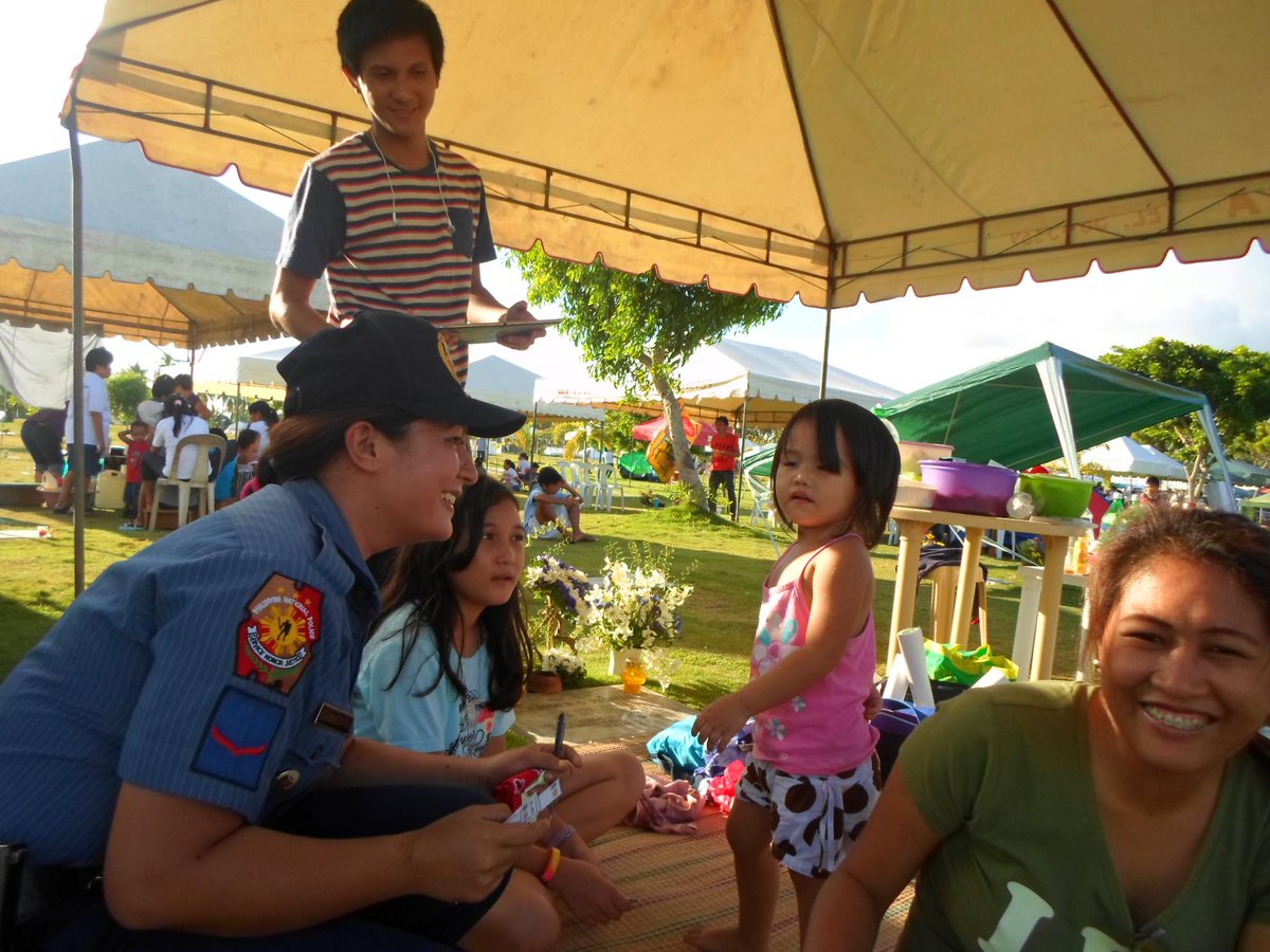 LiloanMPSCPPO's tweet photo. @RDPRO7 @rpcrd7pnp @CebuProvincePNP @copliloanps #bestpractice
#nametag #contactno for children during "UNDAS" http://t.co/i4uhHFbIri