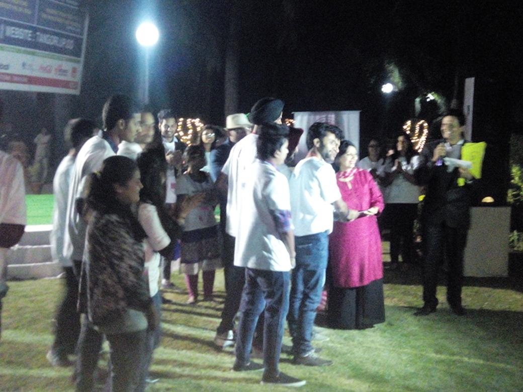 VineetKhurana's tweet photo. Winners getting their prizes. Winner: Healthy Rasoi. 1st Runner up: Travel Mitra. 2nd Runner up: CMW. #swTangori http://t.co/qGq0F4dhkJ