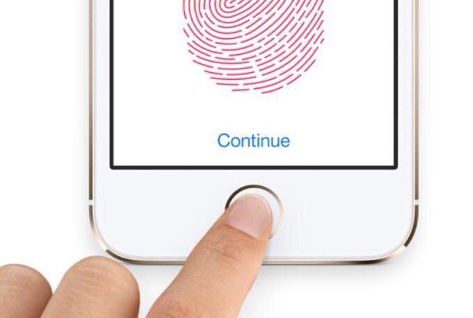 ComeplexMag's tweet photo. FYI: Police can force you to unlock your phone if you use Touch ID. http://t.co/7SOvBteBz5 http://t.co/yyshuhDH4q