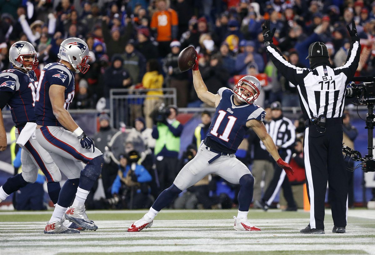 Patriots's tweet photo. #Patriots lead is 20-7 @GilletteStadiums w/ just over 7 mins to play in the half. #DENvsNE http://t.co/qWiXEROZcV