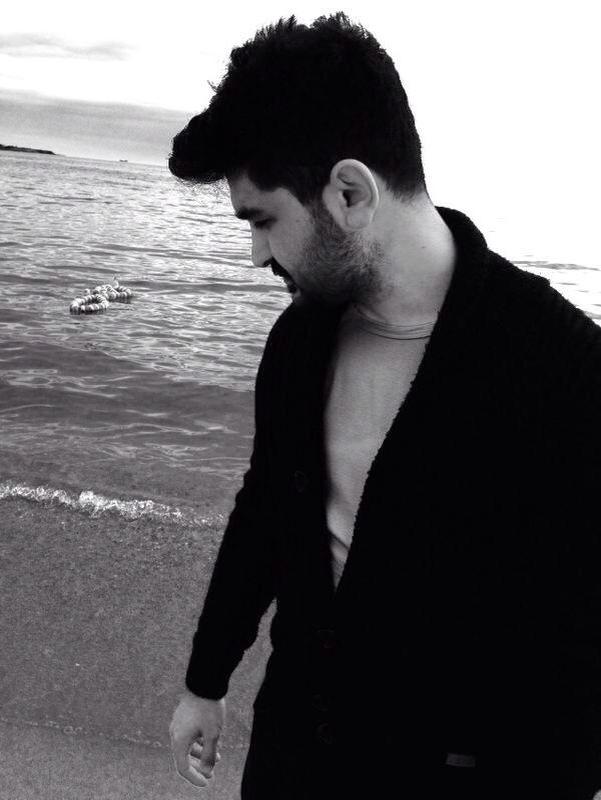 Yarınımda yoksun diye üzülme.
Duamda yerin var hâlâ.

Emre Karataş