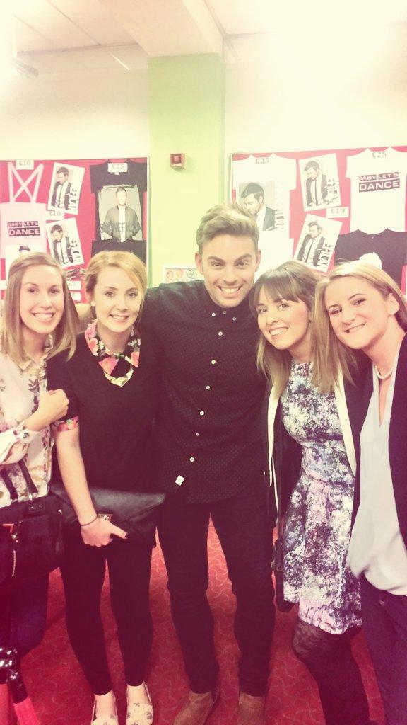 AshleighForbes's tweet photo. @EllieG1990 @lisa_robbo @danni_largz @ben_montague beauts man beauts voice #follow http://t.co/ivrv1XdcSv