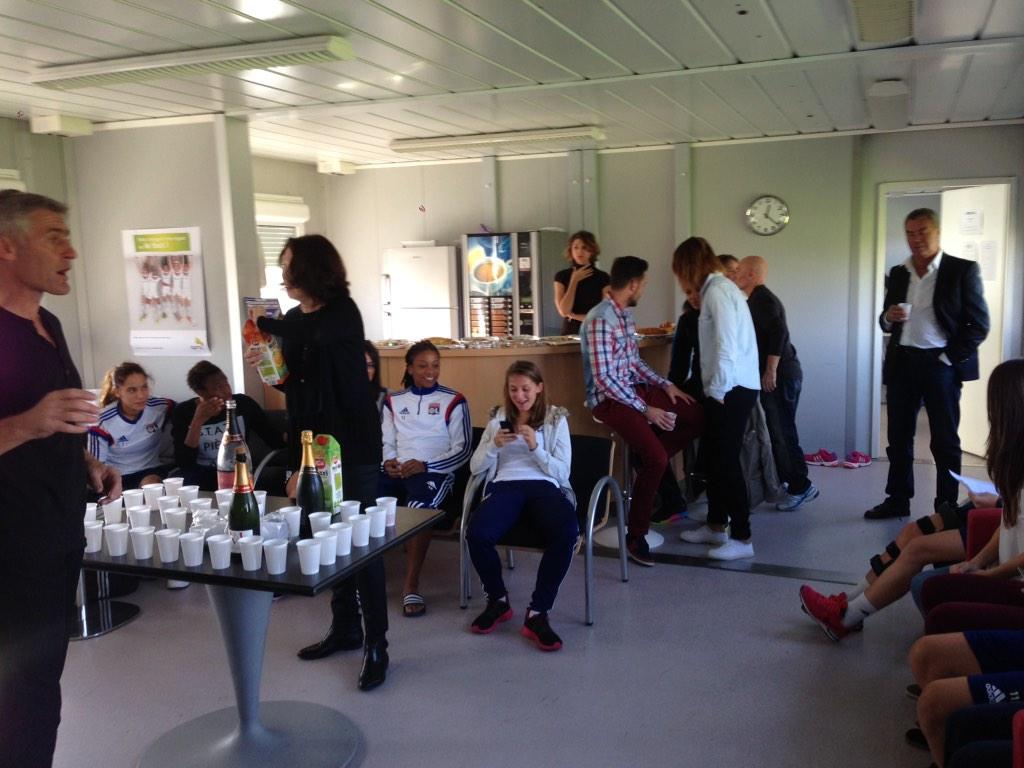 JM_Aulas's tweet photo. Ce matin beaucoup d'émotion au pot d'anniversaire du coach Gerard P : nos joueuses sont exceptionnelles http://t.co/R6i3NSmgtu